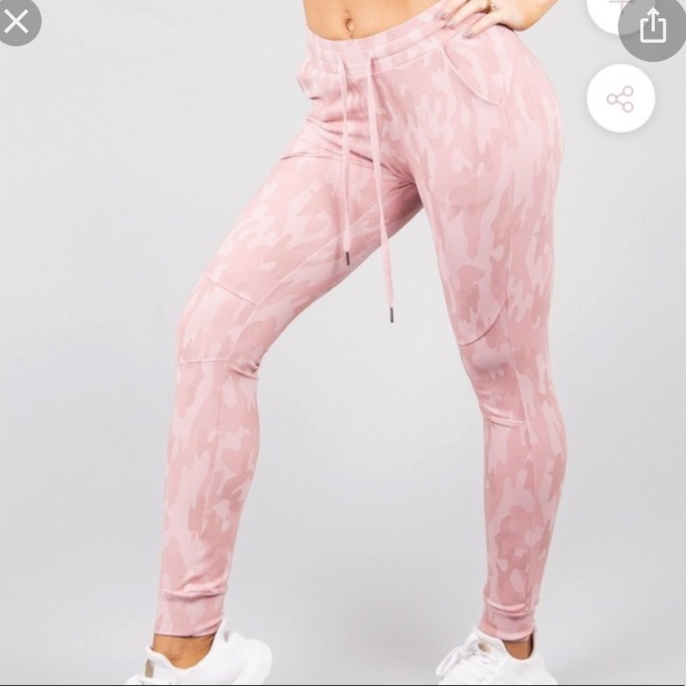 NWOT Buffbunny Jasmine Joggers Mauve Camo